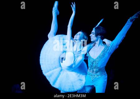 Ballet dancers Alina Somova and Timur Askerov in La Bayadere Stock Photo
