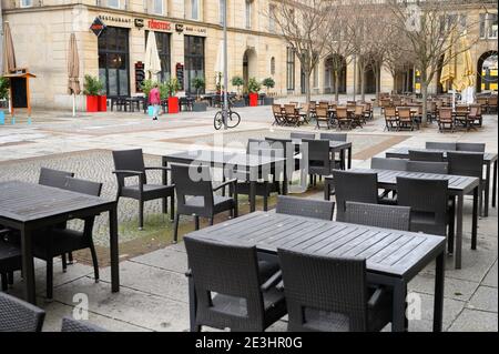 Dresden, Germany. 19th Jan, 2021. Empty tables and chairs stand in front of closed restaurants in the White Alley pedestrian mall. In the context of the upcoming Corona consultations of the federal government and the states, among other things, an extension of the lockdown until mid-February is being discussed. Credit: Sebastian Kahnert/dpa-Zentralbild/dpa/Alamy Live News Stock Photo