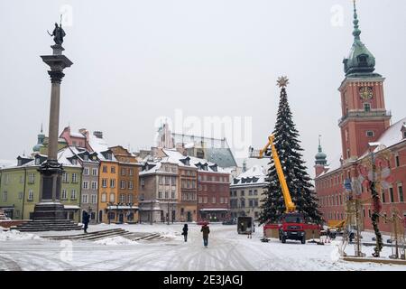 Warsaw, Poland. 19th Jan, 2021. A winter view of the Castle Square in Warsaw's Old Town.Winter has come to Poland, causing snowstorms and extremely low temperatures down to minus 30 Celsius degrees in some regions of the country. Credit: SOPA Images Limited/Alamy Live News Stock Photo