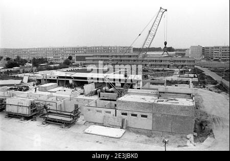 30 November 1984, Saxony, Delitzsch: A second gymnasium is built in the mid-1980s in the new development area of Delitzsch North. Exact date of recording not known. Photo: Volkmar Heinz/dpa-Zentralbild/ZB Stock Photo
