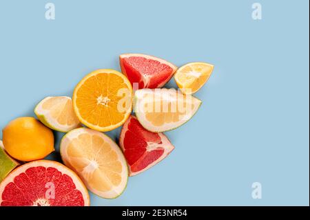 Top view of halves of citrus fruits. Citrus Pattern On Blue background. flatlay. fresh Cool Summer Lemonade. Different fresh citrus fruit. top view, b Stock Photo