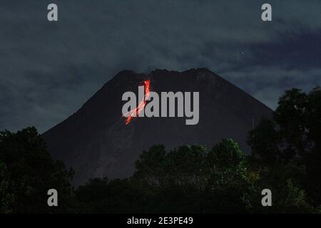 Yogyakarta, Indonesia. 19th Jan, 2021. Hot lava flows down from the crater of Mount Merapi as its activity continues, in Kali Boyong, Sleman, Yogyakarta, Indonesia, January 20, 2021. Merapi volcano already experienced an effusive eruption in the form of hot lava avalanches and hot clouds up to a maximum of 1,800 meters. (Photo by Devi Rahman/INA Photo Agency/Sipa USA) Credit: Sipa USA/Alamy Live News Stock Photo