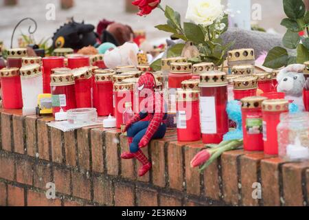 Anklam, Germany. 19th Jan, 2021. Flowers and candles stand at the scene of an accident in Anklam on the river Peene. A nine-year-old boy and a 43-year-old man died in a tragic slippery road accident. They had slid with their car on 13.01.2021 and fallen into a river. The fire brigade, which was alerted immediately, was unable to locate the sunken car in the five-metre-deep river Peene and thus could not help the car occupants. The driver was the partner of the mother of the boy who died. Credit: Stefan Sauer/dpa-Zentralbild/ZB/dpa/Alamy Live News Stock Photo