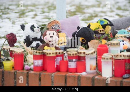 Anklam, Germany. 19th Jan, 2021. Flowers and candles stand at the scene of an accident in Anklam on the river Peene. A nine-year-old boy and a 43-year-old man died in a tragic slippery road accident. They had slid with their car on 13.01.2021 and fallen into a river. The fire brigade, which was alerted immediately, was unable to locate the sunken car in the five-metre-deep river Peene and thus could not help the car occupants. The driver was the partner of the mother of the boy who died. Credit: Stefan Sauer/dpa-Zentralbild/ZB/dpa/Alamy Live News Stock Photo