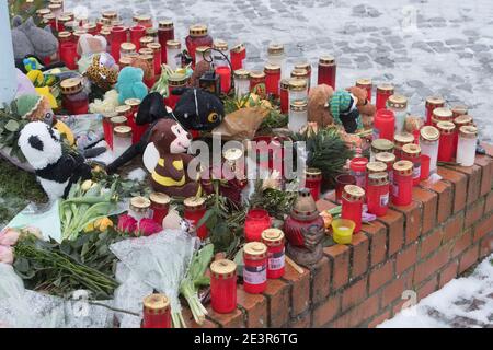 Anklam, Germany. 19th Jan, 2021. Flowers and candles stand at the scene of an accident in Anklam on the river Peene. A nine-year-old boy and a 43-year-old man died in a tragic slippery road accident. They had slid with their car on 13.01.2021 and fallen into a river. The fire brigade, which was alerted immediately, was unable to locate the sunken car in the five-metre-deep river Peene and thus could not help the car occupants. The driver was the partner of the mother of the boy who died. Credit: Stefan Sauer/dpa-Zentralbild/ZB/dpa/Alamy Live News Stock Photo