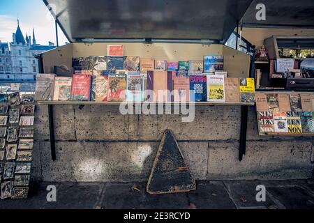 FRANCE / IIe-de-France / Paris / Bouquinistes / Les Bouquinistes, riverside booksellers. Stock Photo