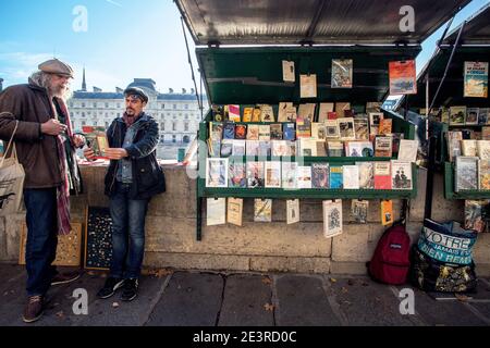 FRANCE / IIe-de-France / Paris / Bouquinistes / Les Bouquinistes, riverside booksellers, are an enormous 'open-air bookshop' that is a part of the Par Stock Photo