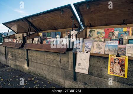 FRANCE / IIe-de-France / Paris / Bouquinistes / Les Bouquinistes, riverside booksellers. Stock Photo