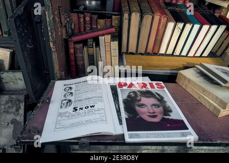 FRANCE / IIe-de-France / Paris / Bouquinistes / Les Bouquinistes, riverside booksellers,. Stock Photo