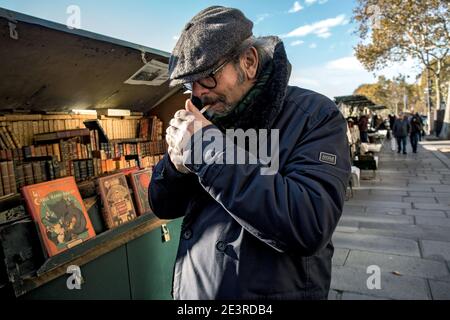 FRANCE / IIe-de-France / Paris / Bouquinistes / Les Bouquinistes, riverside booksellers. Stock Photo