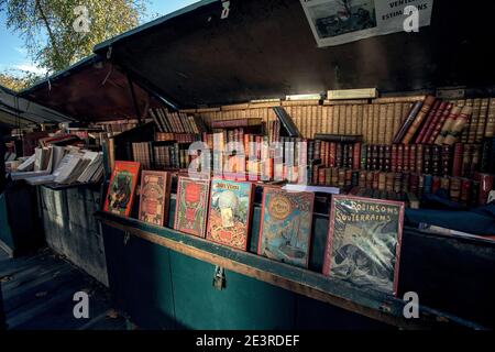 FRANCE / IIe-de-France / Paris /Les bouquinistes along the banks of the Seine. Stock Photo