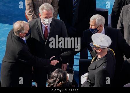 Washington, DC. 20th Jan, 2021.Former Vice President Dan Quayle, left, shakes hands with former Vice President Mike Pence, right, as House Minority Leader Kevin McCarthy of Calif., center, looks on after attending the 59th Presidential Inauguration at the U.S. Capitol in Washington, Wednesday, Jan. 20, 2021. (AP Photo/Susan Walsh, Pool) | usage worldwide Credit: dpa picture alliance/Alamy Live News Stock Photo