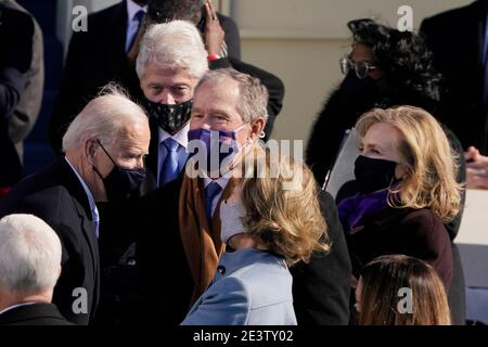 Washington, DC. 20th Jan, 2021.President Joe Biden talks with former President George Bush and former first lady Laura Bush and former President Bill Clinton  and former Sec. of State Hillary Clinton, after the 59th Presidential Inauguration at the U.S. Capitol in Washington, Wednesday, Jan. 20, 2021. (AP Photo/Patrick Semansky, Po | usage worldwide Credit: dpa picture alliance/Alamy Live News Stock Photo