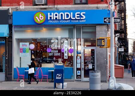 16 Handles, 178 8th Ave, New York, NYC storefront photo of a frozen yogurt shop in Manhattan's Chelsea neighborhood. Stock Photo