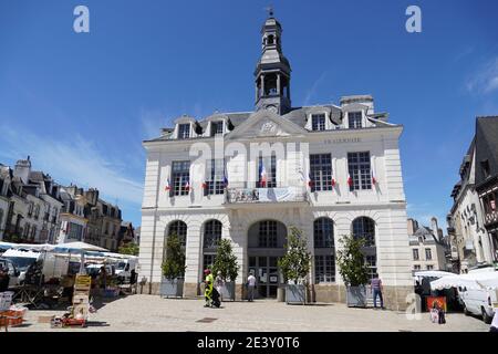 Auray (Brittany, north-western France): market day in summer in the Òplace de la RepubliqueÓ square. In the background, the town hall with the inscrip Stock Photo