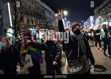 Warsaw, Poland. 20th Jan, 2021. A protester raises her figures to gesture peace during the demonstrationHundreds took to the streets of Warsaw in a protest organized by the Women's Strike (Strajk Kobiet) against the ruling Law and Justice (PiS) party and the decision of the Constitutional Court to further tighten the country's already restrictive abortion law. After scuffles Police used tear gas and numerous protesters were detained. It was the nineteenth day of women's strike. Credit: SOPA Images Limited/Alamy Live News Stock Photo