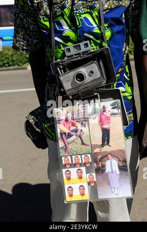 ZAMBIA, Lusaka city center, Cairo Road, street photographer with old Polaroid camera automatic 355 Stock Photo