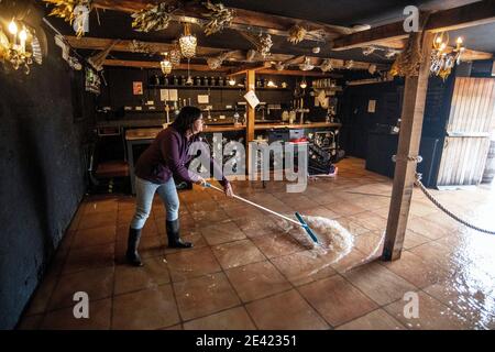 21.01.21. HEREFORDSHIRE FLOODING   Staff at De Koffie Pot in Hereford battle to keep back the floodwater as the River Wye bursts its banks as Storm Ch Stock Photo