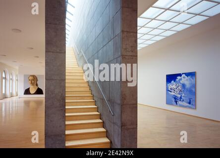 Ausstellungsraum und zentrales Treppenhaus Stock Photo