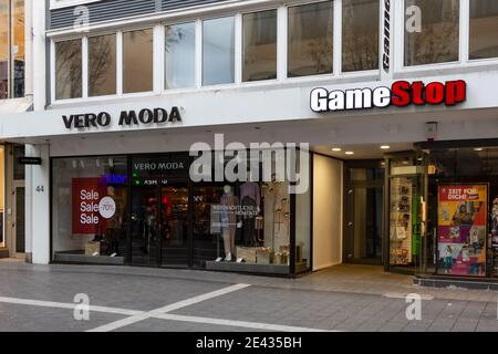 NEUWIED, GERMANY - Dec 29, 2020: Neuwied, Germany - December 29, 2020: facade of the fashion store Vero Moda and a game shop, both closed because of t Photo - Alamy