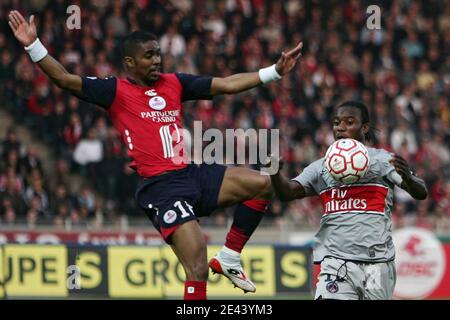 Lille's Franck Beria vies with Paris' Stephane Sessegnon during the French First League soccer match, Lille Olympique Sporting Club vs Paris Saint-Germain at the Lille Metropole Stadium in Villeneuve d'Ascq, France on April 12, 2009. The match ended in a Stock Photo