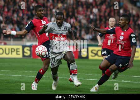Lille's Michel Bastos (D) and Franck Beria vies with Paris' Stephane Sessegnon during the French First League soccer match, Lille Olympique Sporting Club vs Paris Saint-Germain at the Lille Metropole Stadium in Villeneuve d'Ascq, France on April 12, 2009. Stock Photo