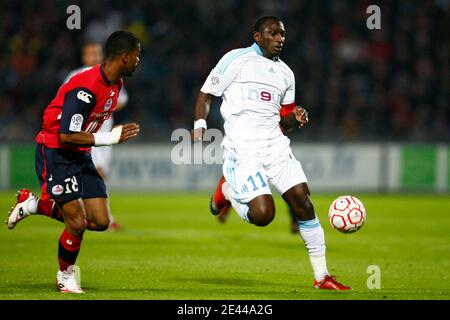 Lille's Franck Beria fights for the ball with Marseille's Mamadou Niang during the French First League Soccer match, Lille Olympique Sporting Club (LOSC) and Olympique de Marseille (OM) at Lille Metropole stadium in Villeneuve-d'Ascq, France on April 26, Stock Photo