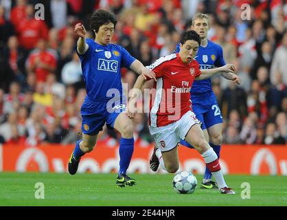 Arsenal's Samir Nasri and Manchester United's Ji-Sung Park during the UEFA Champions League soccer match, Semi Final, Second Leg, Arsenal vs Manchester United at the Emirates Stadium in London, UK on May 5, 2009. Manchester United won 3-1. Photo by Steeve McMay/ABACAPRESS.COM Stock Photo