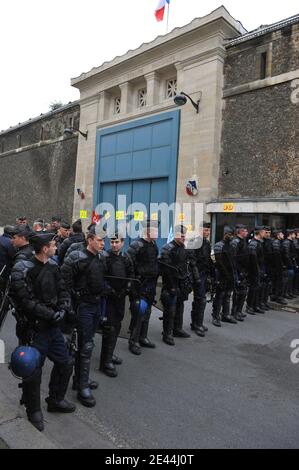 Les forces de l'ordre devant la prison de la Sante a Paris, France le 6 Mai, 2009. Les surveillants demandent des effectifs et des moyens pour faire face a la surpopulation carcerale. Photo Mousse/ABACAPRESS.COM Stock Photo