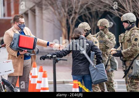 Washington, USA. 20th Jan, 2021. People hand sandwiches to members of the National Guard stationed in Washington, DC on January 20, 2021. (Photo by Dominick Sokotoff/Sipa USA) Credit: Sipa USA/Alamy Live News Stock Photo