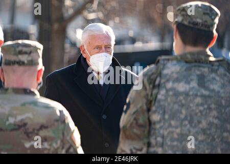 Washington, DC, USA. 21st Jan, 2021. House Majority Leader Steny Hoyer, D-Md., speaks to members of the National Guard outside the U.S. Capitol in Washington, DC on January 21, 2021. Credit: Dominick Sokotoff/ZUMA Wire/Alamy Live News