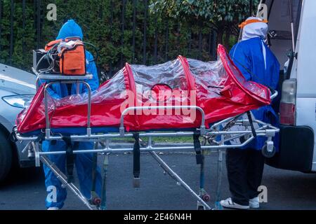 Bogota, Colombia. January 21, 2021: Health professionals transport a capsule of covid patients to the outskirts of a clinic in the north of Bogota. This Friday the city at 8 pm will again be in total quarantine all weekend until Monday at 4 am. Credit: Daniel Garzon Herazo/ZUMA Wire/Alamy Live News Stock Photo