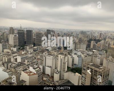 Sao Paulo, Sao Paulo, Brasil. 21st Jan, 2021. (INT) Aerial view of cloudy sky in Sao Paulo. January 21, 2021, Sao Paulo, Brazil: Aerial view of cloudy sky of Sao Paulo shows the coming heavy rainfall about to hit the city of Sao Paulo.Credit: Leco Viana/Thenews2 Credit: Leco Viana/TheNEWS2/ZUMA Wire/Alamy Live News Stock Photo