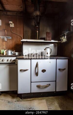 https://l450v.alamy.com/450v/2e47f67/old-kitchen-stoves-in-the-kitchen-of-the-riddle-brothers-ranch-on-steens-mountain-is-preserved-as-an-early-example-of-settlement-in-eastern-oregon-us-2e47f67.jpg