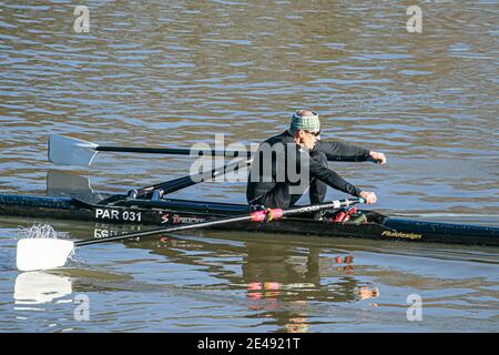 PUTNEY LONDON, UK  22 January 2021. A man rowing  on the River Thames by Putney on a cold sunny day in London during the third naitonal lockdown. Credit: amer ghazzal/Alamy Live News Stock Photo