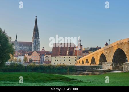 Stone bridge over Danube and old town with cathedral from Jahninsel, Regensburg, Upper Palatinate, Bavaria, Germany