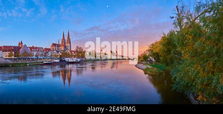 Stone bridge over Danube and old town with cathedral from Marc Aurel Ufer, Regensburg, Upper Palatinate, Bavaria, Germany