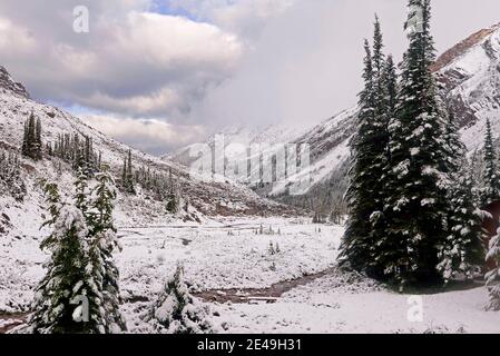 Onset of winter at Shovel Pass Lodge, Skyline Hiking Trail near Jasper, Jasper National Park, Rocky Mountains, Alberta, Canada