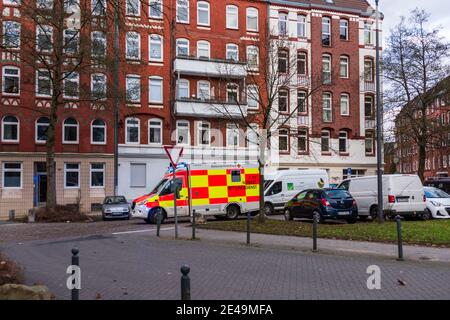 Ein Notarztwagen der Deutschen Roten Kreuz im Einsatz in der Kieler Innenstadt