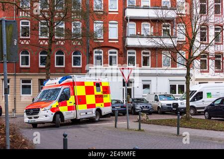 Ein Notarztwagen der Deutschen Roten Kreuz im Einsatz in der Kieler Innenstadt