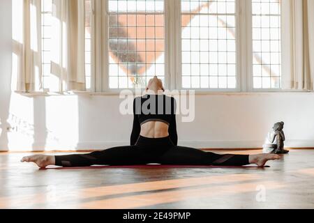 Yoga splits, anjaneyasana Stock Photo