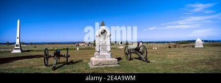 Monument to Battery B, First New York Light Artillery with 1st Minnesota Infantry Monument in background, Gettysburg National Military Park, Gettysburg, Pennsylvania, USA Stock Photo