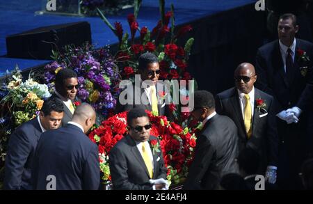 Members of the Jackson family act as Pall Bearers during the memorial service the memorial service for Michael Jackson at the Staples Center in Los Angeles, CA, USA on July 7, 2009. Poolhoto by Mario Anzuoni/Reuters/PA-ABACAPRESS.COM Stock Photo