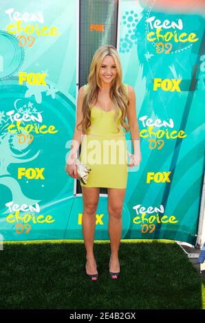 Amanda Bynes attends the Teen Choice Awards 2005 at the Gibson ...