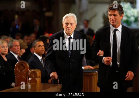 Senator Edward Kennedy's brother in law Sargent Shriver is escorted to his seat in the church by his son Anthony Kennedy Shriver (R) as U.S. President Barack Obama (3rd L), former President George W. Bush (2nd L) and Secretary of State Hillary Clinton (L) look on. during funeral services for U.S. Senator Edward Kennedy at the Basilica of Our Lady of Perpetual Help in Boston, MA, USA, on August 29, 2009. Senator Kennedy died late Tuesday after a battle with cancer. Pool photo by Brian Snyder/ABACAPRESS.COM (Pictured: George W. Bush, Hillary Clinton, Barack Obama, Anthony Kennedy Shriver, Sargen Stock Photo