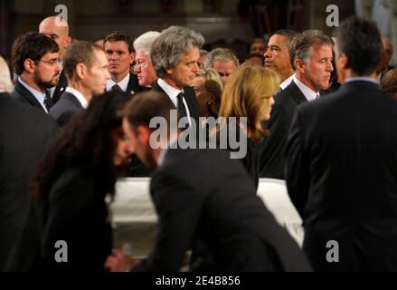 Pallbearers from the Kennedy including (L-R), his stepson Curran Raclin (with beard), his brother in law Ed Michael Reggie, his nephew Bobby Shriver, his niece Caroline Kennedy, and his nephew Christopher Lawford carry Senator Edward Kennedy's white draped casket past former President Bill Clinton and President Barack Obama (Rear) during. during funeral services for U.S. Senator Edward Kennedy at the Basilica of Our Lady of Perpetual Help in Boston, MA, USA, on August 29, 2009. Senator Kennedy died late Tuesday after a battle with cancer. Pool photo by Brian Snyder/ABACAPRESS.COM (Pictured: Bi Stock Photo