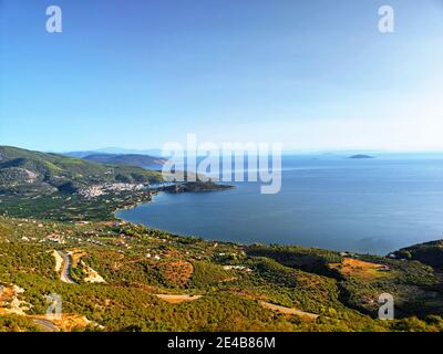 Blick auf bewaldete Hügel und die weite Bucht von Epidauros, Argolis, Peloponnes, Griechenland Stock Photo