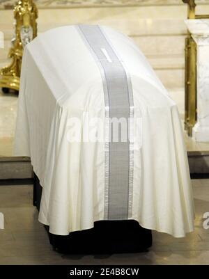 The casket of US Senator Edward Kennedy is seen inside the Basilica of Our Lady of Perpetual Help Catholic Church in Boston, Massachusetts for the funeral of Edward Kennedy on August 29, 2009. Pool photo by CJ Gunther/ABACAPRESS.COM Stock Photo