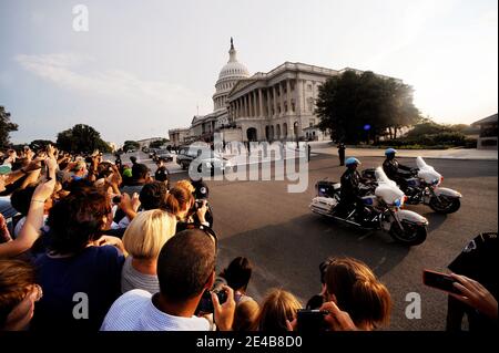 Crowd pays tribute to US Senator Edward Kennedy outside the US Capitol on August 29, 2009 in Washington, DC, USA. Mourners from across the United States and the world gathered to pay their respects to senator Kennedy, who was to be buried at Arlington cemetery alongside his two brothers. Photo by Olivier Douliery /ABACAPRESS.COM Stock Photo