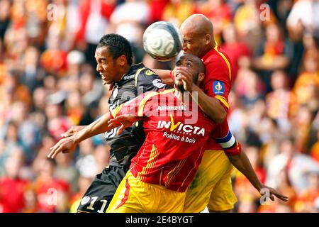 Lens' Eric Chelle (C) and Ala Eddine Yahia fights for the ball with Lille's Pierre-Emerick Aubameyang during the French First League Soccer Match, RC Lens vs Lille OSC at Felix Bollaert Stadium in Lens, France on September 20, 2009. The match ended in a 1 Stock Photo
